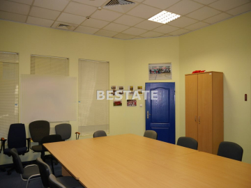 Do wynajęcia lokal biurowy o powierzchni 90 m2, położony na drugim piętrze w bardzo atrakcyjnej lokalizacji w centrum Tarnowa. 
