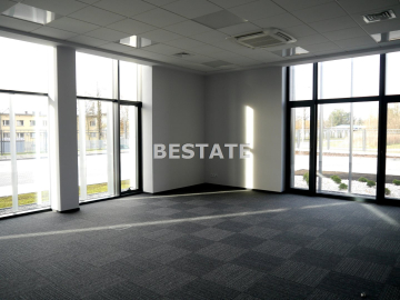 Do wynajęcia lokal biurowy o powierzchni 330 m2, położony na parterze w bardzo atrakcyjnej lokalizacji w Tarnowie. Składa się z
