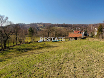 W ofercie parcela położona w miejscowości Okocim gm.Brzesko. 
Wielkości 41 arów z czego ok.13 arów zadrzewione, kształt nieregu