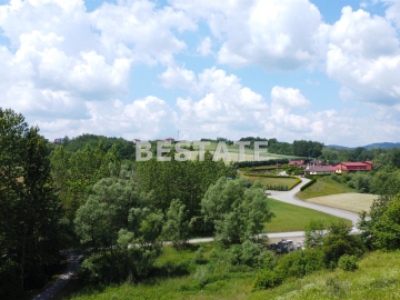 Na sprzedaż działka budowlana wielkości 1600 m2. 
Obowiązuje miejscowy plan zagospodarowania przestrzennego. 
Okolica sprzyjają