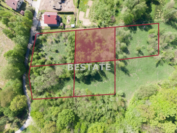 Do sprzedania działka budowlana w drugiej lini zabudowy o powierzchni  12,52  ary, sytuowana w miejscowości Pleśna. 
Parcela o 