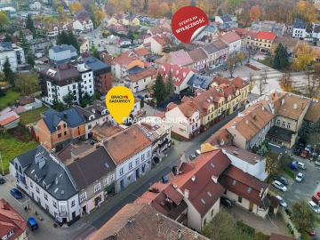 Mieszkanie z garażem, lokalem handlowym i piwnicą.