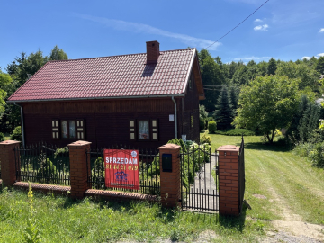 Dom wykonany z  drewna  w Lipie Miklas gm. Lipsko.