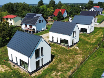 Nowe domy w sąsiedztwie terenów zielonych / Ujazd