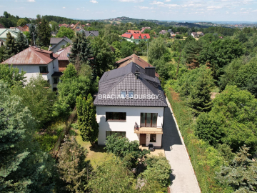 Dom mieszkalny, trzykondygnacyjny