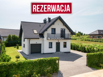 Luborzyca, gm. Kocmyrzów-Luborzyca . Dom jednorodzinny o pow. całkowitej 182,3 m2 , pow. użytkowej 121.06 m2 . Działka 587 m2 ,