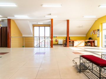 Lokal na wynajem / 200 m2 / parking