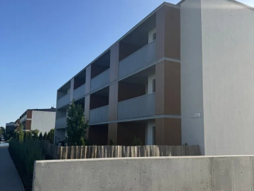 Apartament składa się z salonu z aneksem kuchennym, przestronnej łazienki, miejsca na garderobę, sypialni oraz dużego i komfort