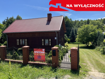 Dom wykonany z  drewna  w Lipie Miklas gm. Lipsko.