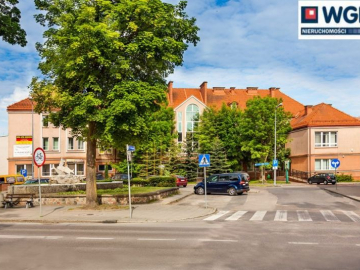 Giżycko, budynek biurowo-techniczny, 477 m2, sprzedam, 2 400 000 zł, netto.  
  
Duży kompleks biurowy przy głównej ulicy miast