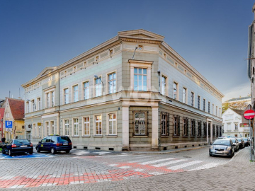 Zielona Góra, budynki biurowe, sprzedam, 2 100 000 zł netto.  
  
Budynki biurowe w centrum Zielonej Góry, z wewnętrznym parkin
