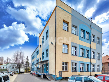 Bystrzyca Kłodzka, budynek biurowo - usługowy, sprzedam, 980 000 zł netto.  
  
Budynek wolnostojący, trzykondygnacyjny, podpiw