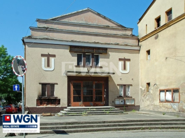 Kożuchów, lokal, 400 m2, sprzedam, 420 000 zł.  
  
Na sprzedaż budynek kina Uciecha położony w centrum miasta.  
Nieruchomość 