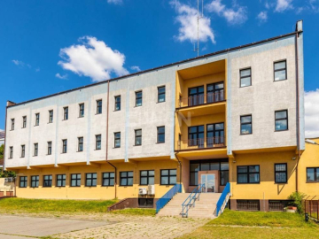 Radom, budynek biurowy z parkingiem, 2175 m2, sprzedam, 2 050 000 zł, netto.  
  
Nieruchomość obejmuje działki o łącznej powie