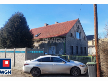 Małomice, połowa domu 4 pokoje 70 m2, sprzedam, cena 280 000 zł.  
  
 Oferta wyłącznie w WGN Nieruchomości.  
  
 Sprzedam poł
