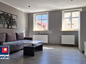 Szprotawa, kawalerka w Rynku, 56 m2, cena 250 000 zł, sprzedam.  
  
Na sprzedaż oferuję Państwu mieszkanie dwupoziomowe w zaby