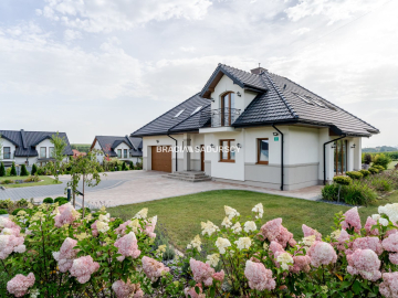 Dom wolnostojący 273 m², działka 18 ar – Węgrzce