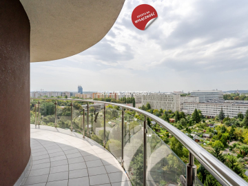 Grzegórzki Park z widokiem na panoramę Krakowa