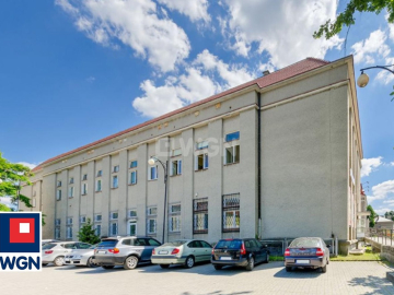 Żary, budynki biurowo - techniczne, 2253 m2, sprzedam, 1 450 000 PLN, netto.  
  
Nieruchomość w centrum blisko dworca.  
  
Do