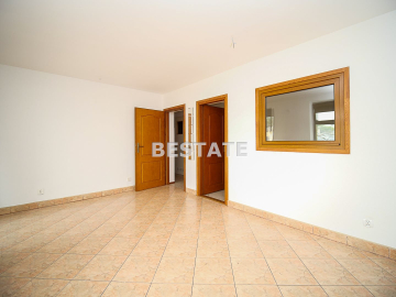 Na sprzedaż oferujemy  funkcjonalny lokal o powierzchni 28,30 m² , położony na  parterze (poziom „0”)  zadbanego budynku mieszk