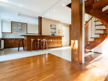 Dom na Woli Justowskiej, garaż na 2 samochody.