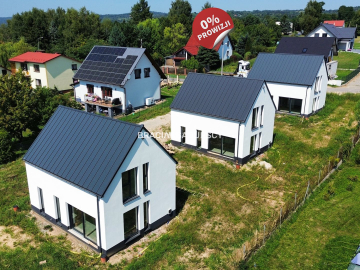 Nowe domy w sąsiedztwie terenów zielonych / Ujazd
