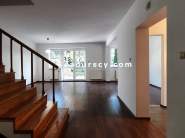 Ładny dom szeregowy 146m2 na działce 307m2 w Wólce Kozodawskiej, na pograniczu z Zalesiem Górnym pod Piasecznem.    
 
 Osiedle