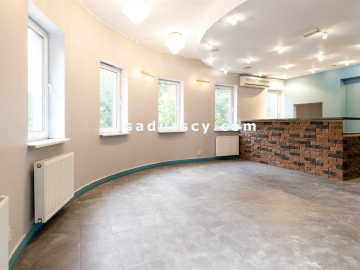 Piękny lokal użytkowy   106m 2  z małym ogródkiem,   na parterze   w Piasecznie / Nowej Iwicznej, z trzema własnymi miejscami p