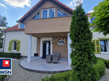 Szprotawa, dom 280 m2, 12 pokoi, działka 3666 m2, cena 1 650 000 zł, sprzedam.  
  
WGN Nieruchomości oferuje atrakcyjną nieruc