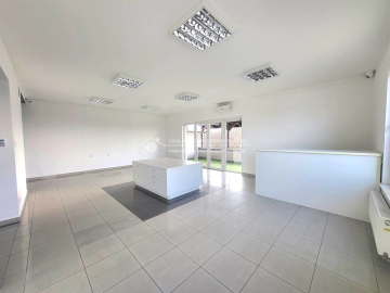 Szukasz miejsca dobrze skomunikowanego pod swój biznes?  

 Mamy dla Ciebie lokal handlowo-usługowo-biurowy w budynku na I pięt