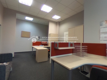 Szukasz miejsca dobrze skomunikowanego pod swój biznes?  

 Mamy dla Ciebie 3 lokale usługowo-biurowe w budynku z zabytkową kla