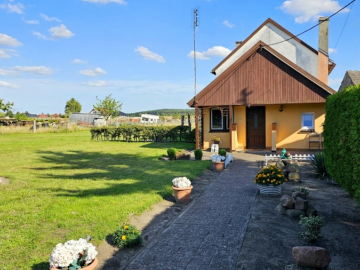 Dom wolnostojący, bud. gosp. i 2 działki