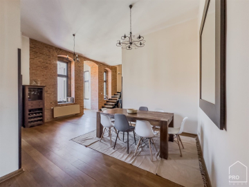 Oferuję na sprzedaż komfortowy i funkcjonalny apartament przy Al. Korfantego 9 w Gliwicach. Mieszkanie ma powierzchnie 206 m2, 