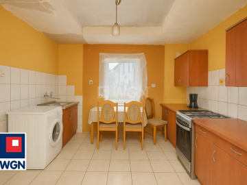 Oferujemy na sprzedaż dwupiętrową kamienicę zlokalizowaną przy ulicy Ks. Jana Skiby o powierzchni całkowitej ok 140 m2.  
  
Na