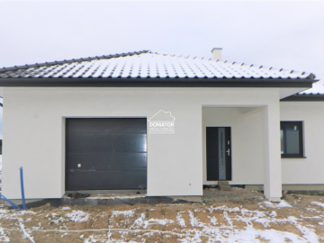 Na sprzedaż parterowy dom wolnostojący w stanie deweloperskim wybudowany w 2022 roku w bardzo dobrej lokalizacji w Jagodowie. 
