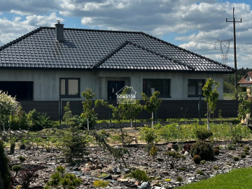 Zapraszamy do zapoznania się z ofertą tego pięknego domu w stanie surowym zamkniętym, położonego w malowniczej miejscowości Cie