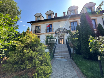 Zapraszamy do zapoznania się z ofertą sprzedaży przestronnego mieszkania o powierzchni 90,4 m², położonego w malowniczej miejsc