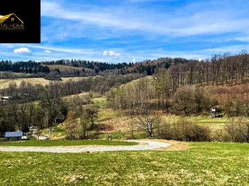 DZIAŁKI W MALOWNICZEJ MIEJSCOWOŚCI, WIDOK NA GÓRY