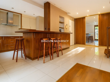 Dom na Woli Justowskiej, garaż na 2 samochody.