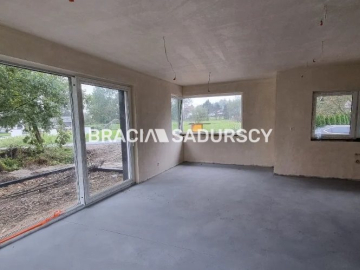 Domy blisko jezior, lasów i skałek.