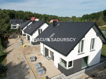 Domy blisko jezior, lasów i skałek.