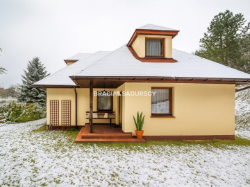 Dom wolnostojący wśród lasów i paru krajobrazowego