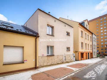 Dom inwestycyjny – 5 mieszkań, 2 lokale, paczkomat