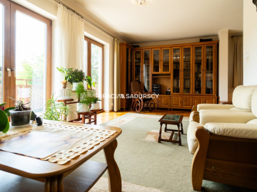 Dom wolnostojący, na 11 arowej działce.