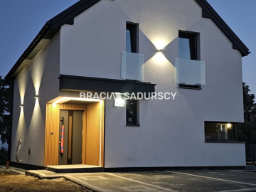 Nowy dom wolnostojący w stanie deweloperskim