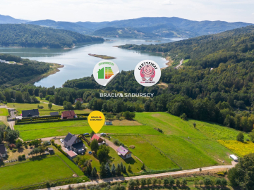 Dom nad jeziorem z dużą działką widokową.