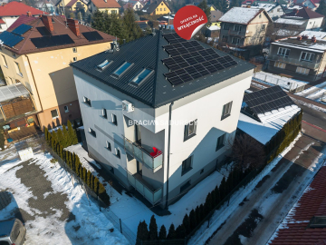 Budynek z 6 niezależnymi apartamentami.