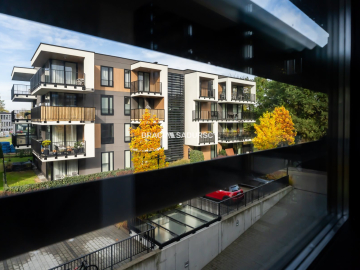 Nowoczesny jasny apartament w otoczeniu zieleni 