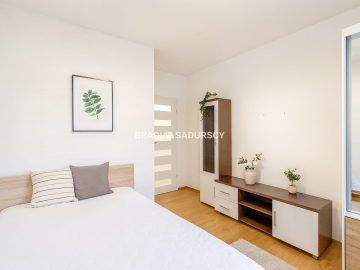 2 pokoje z balkonem, osobna kuchnia, III piętro