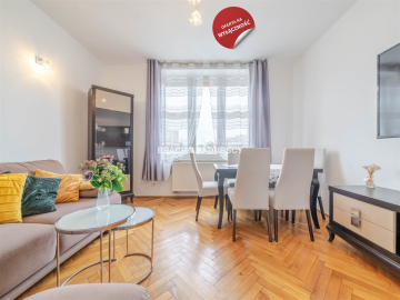 Wygodne mieszkanie w centrum z parkingiem.